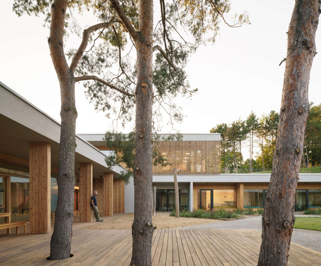 ČTYŘSTĚN complete children's hospice designed around natural amphitheater and courtyard