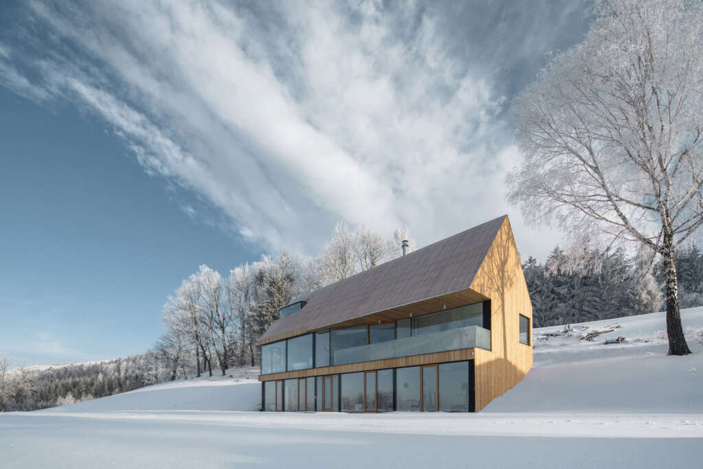 Get away from it all in this glass and timber house by Fránek Architects