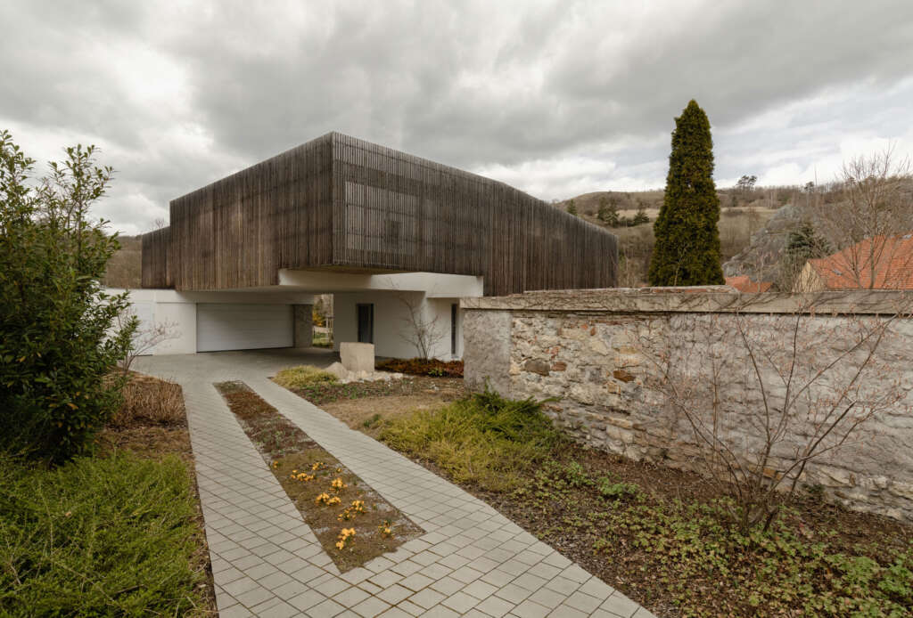 RO_AR Szymon Rozwalka architects design house that responds to the surrounding terrain