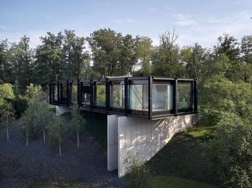Stempel &amp; Tesar architekti design cantilevering steel &amp; concrete home in Central Bohemia