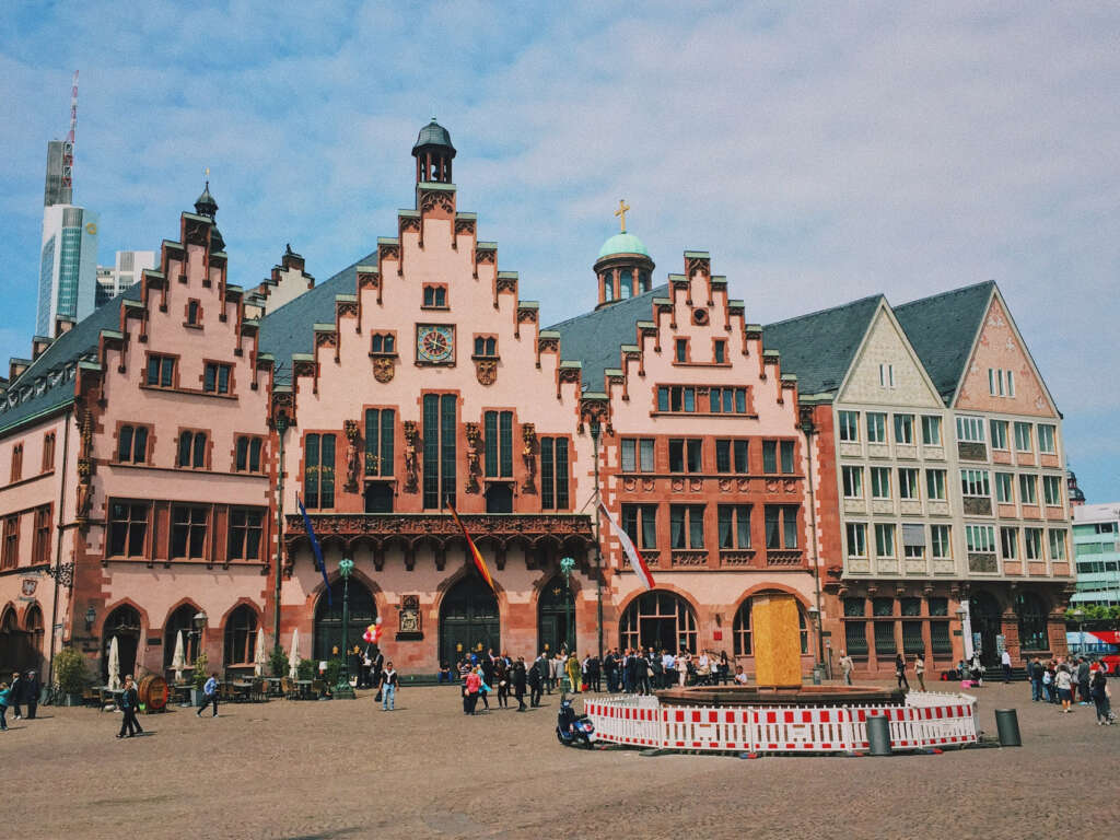 The MUST-SEE Architecture in Frankfurt